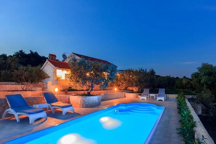 Pool 11 of 26