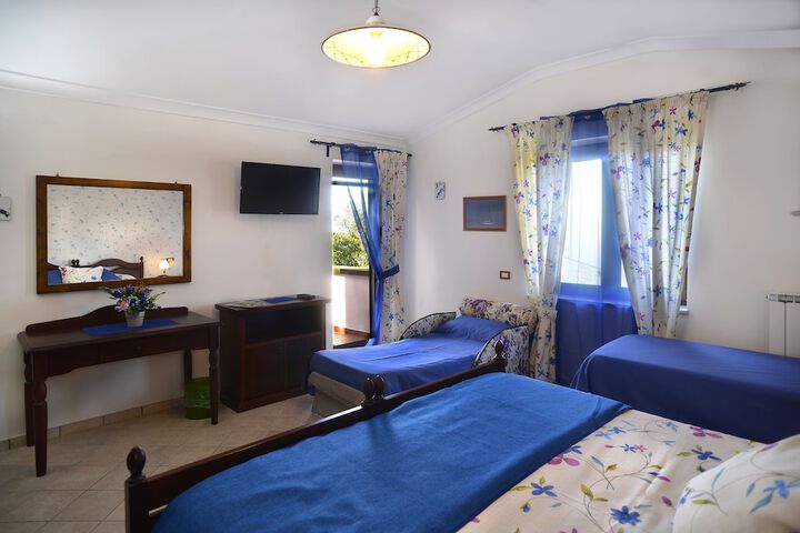 Room 6 of 52