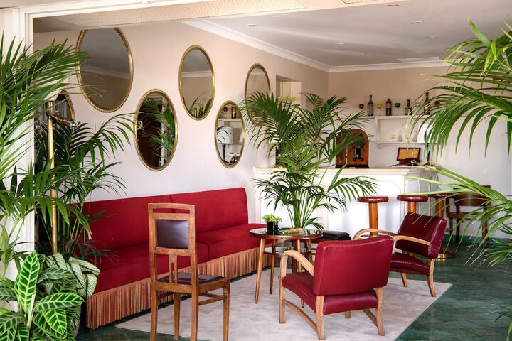 Lounge 128 of 161