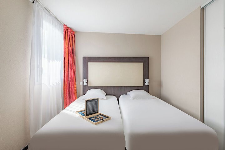 Room 7 of 33