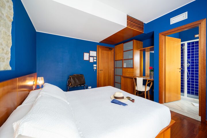Room 25 of 83