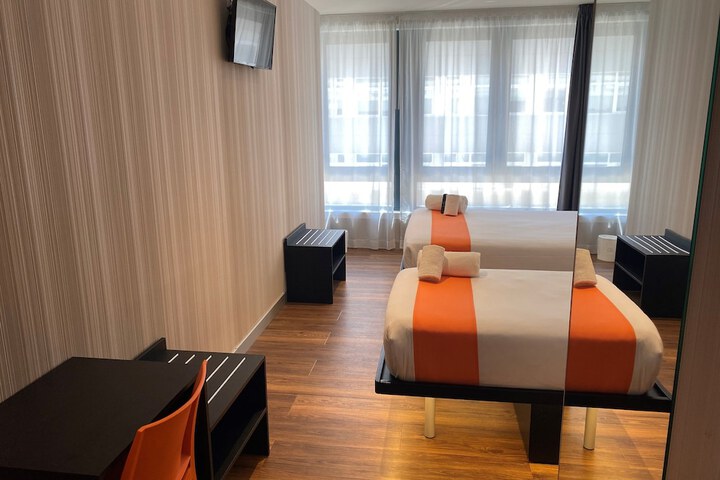 Room 16 of 40