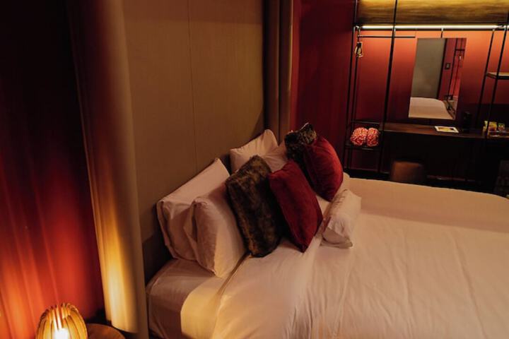 Room 15 of 37
