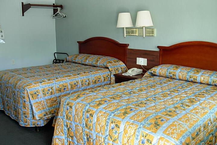 2 Double Beds (3 of 5)