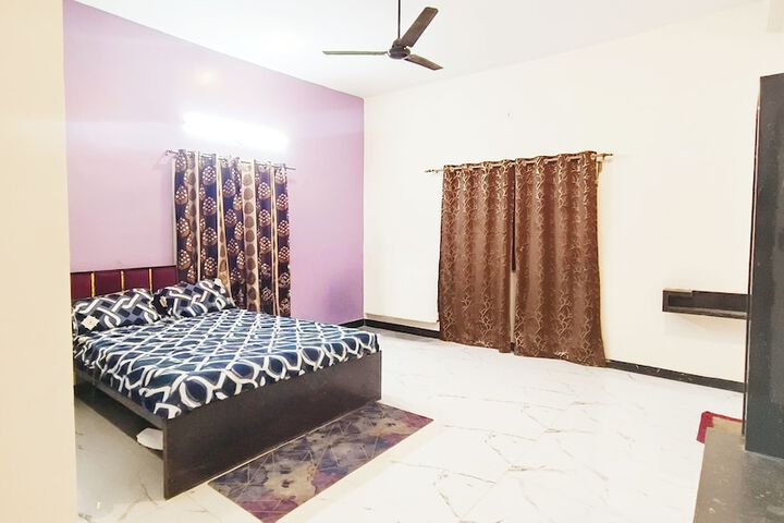 Room 4 of 8