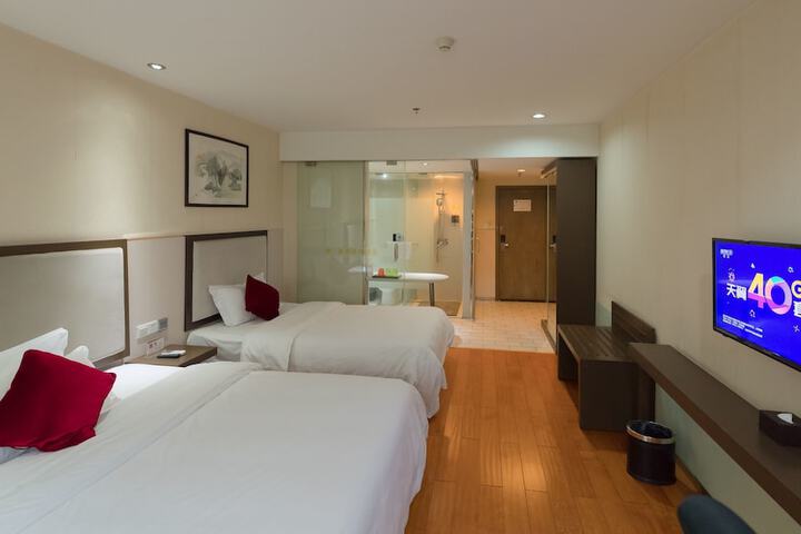 Room 10 of 24