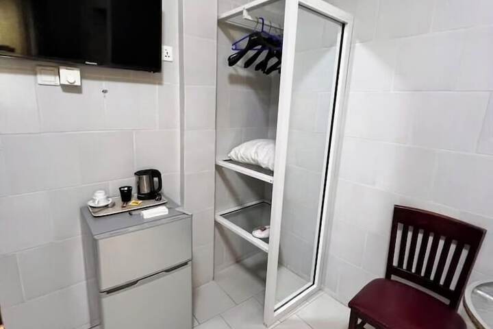 Room 8 of 33