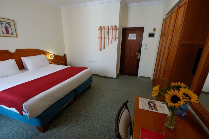 Room 27 of 74
