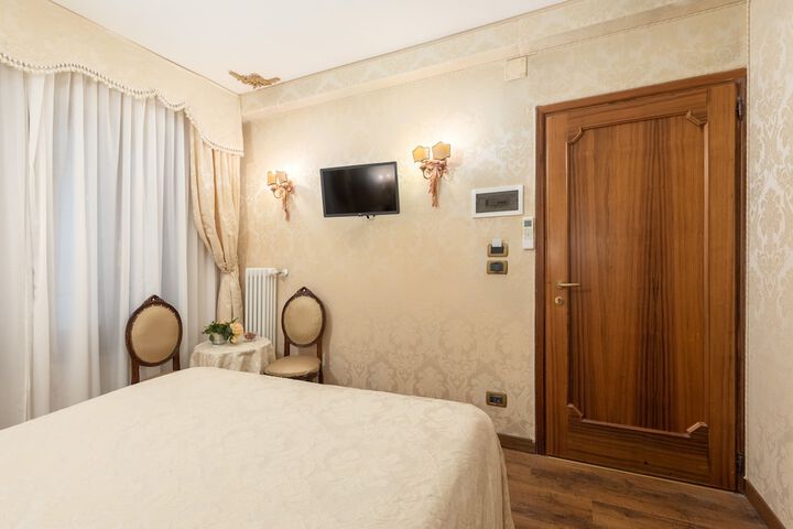 Room 6 of 45