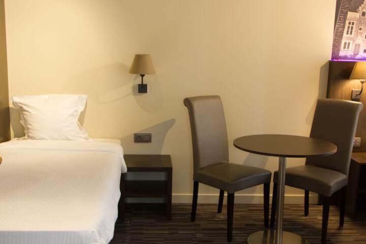 Room 13 of 108