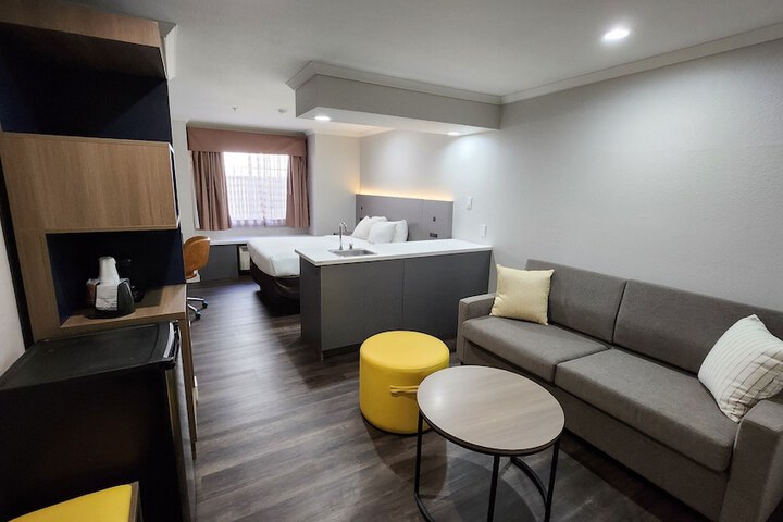 1 Queen Bed Accessible (6 of 15)