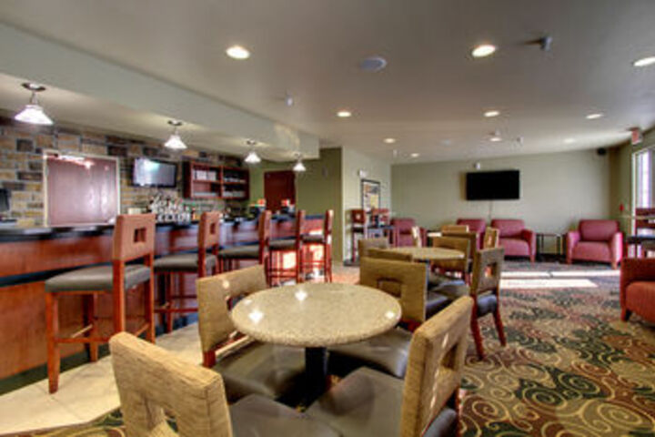 Lounge 10 of 12