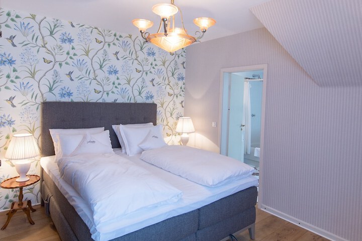 Room 3 of 52