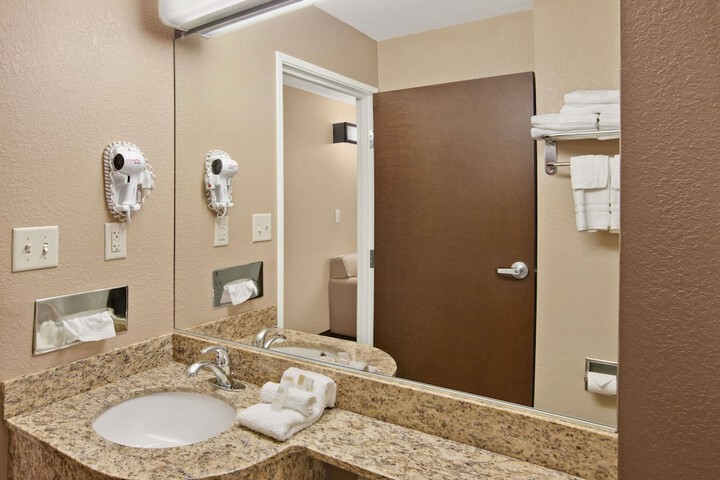 1 Queen Bed Accessible Room (12 of 26)