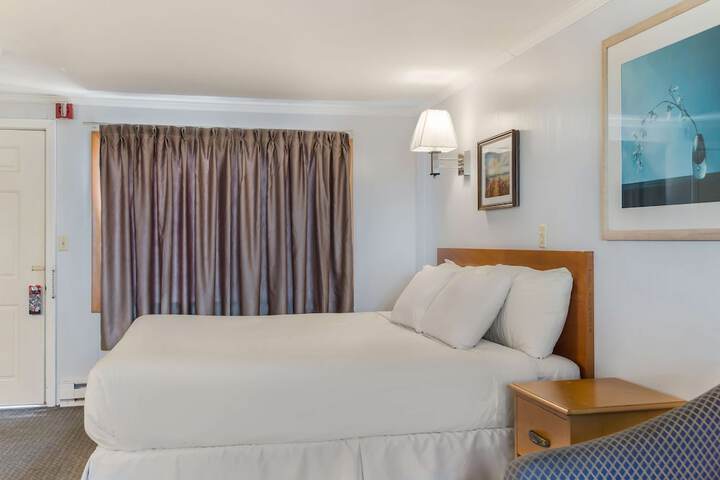 Best Value Grand 1 King Bed (10 of 10)