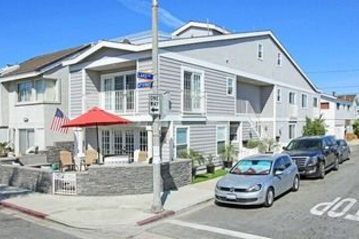 Exterior of 34th St. a 68428 by RedAwning