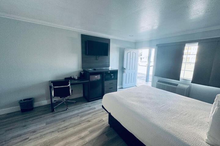 1 Queen Bed (3 of 20)