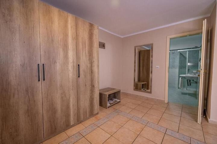 Room 6 of 27