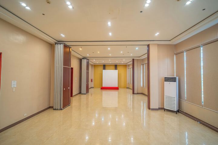 Ballroom/Hall 51 of 74