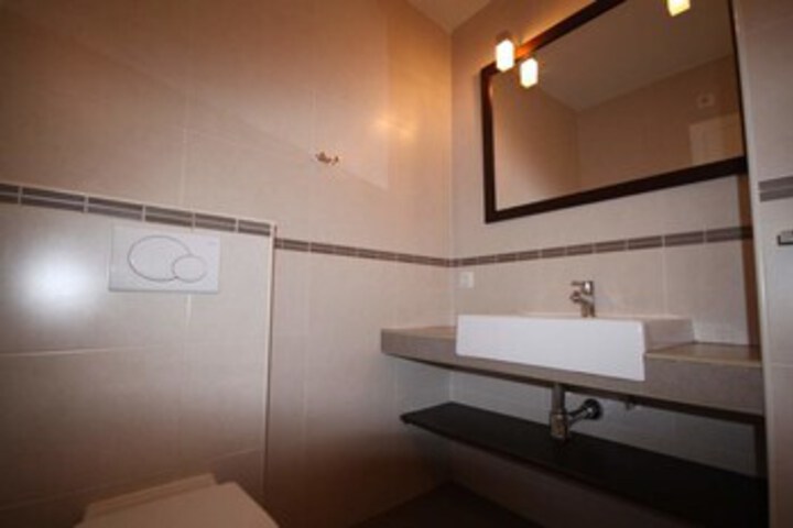 Room 5 of 16