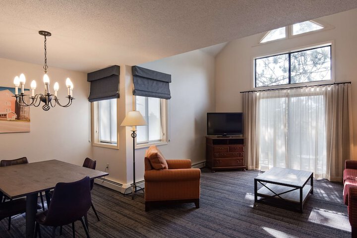 1 King Bed Sofa Bed Microwave and Refrigerator WiFi Full Breakfast (6 of 8)