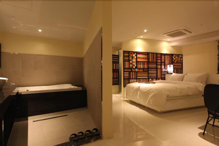 CHRISTIE HOTEL