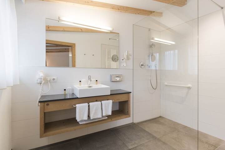 Room 3 of 29