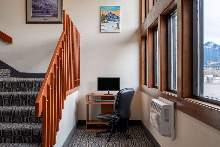 Business Center 32 of 36