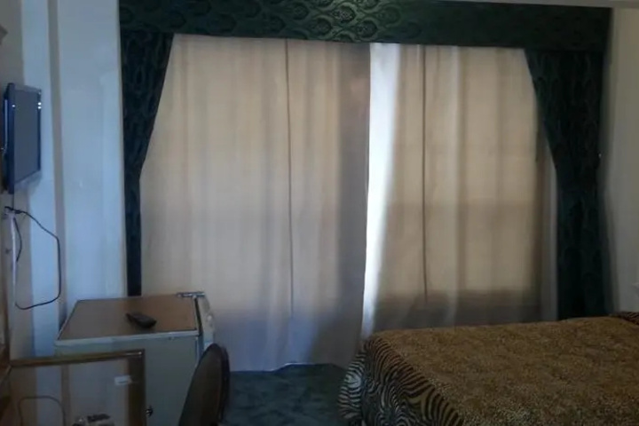 Room 5 of 9