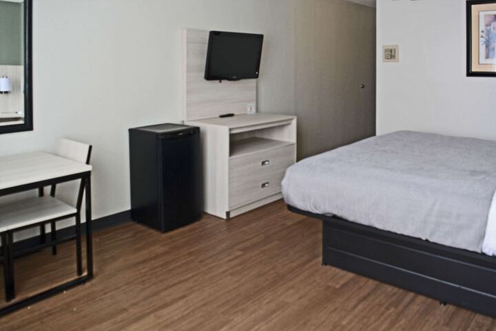 1 King Bed (1 of 14)