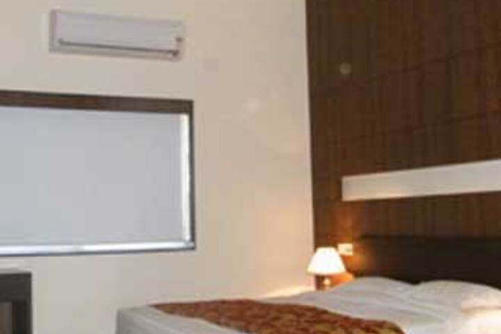 HOTEL SKYLARK