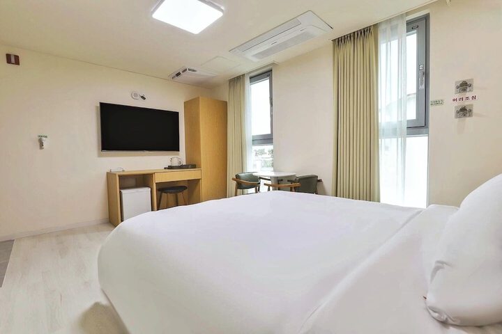 Room 5 of 76