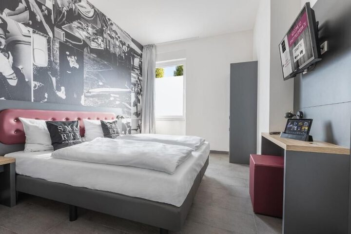 Room 32 of 48