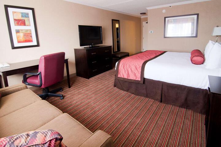 2 Queen Beds Interior Terrace Pool View (9 of 10)