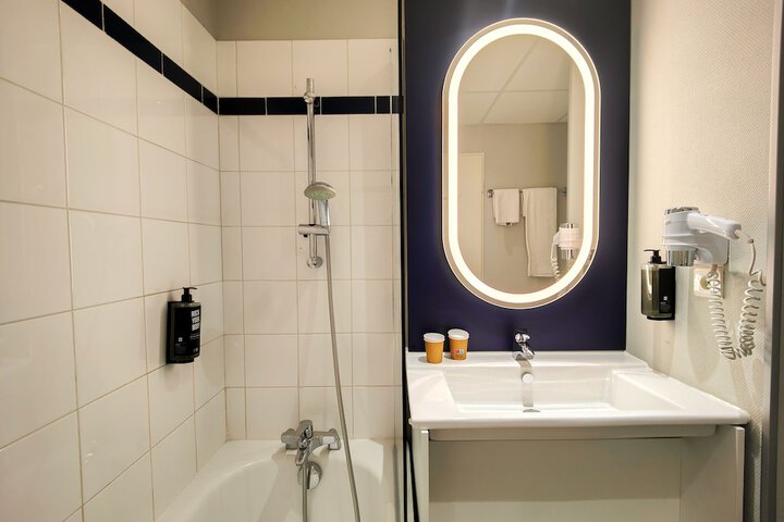 Room 42 of 101