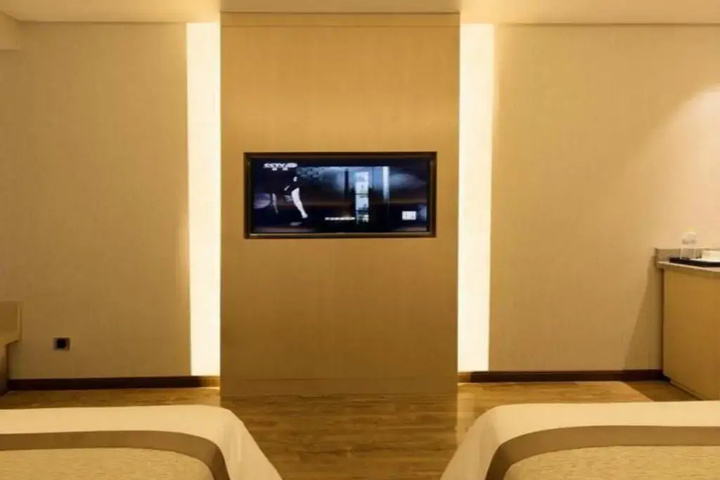 Room 6 of 12