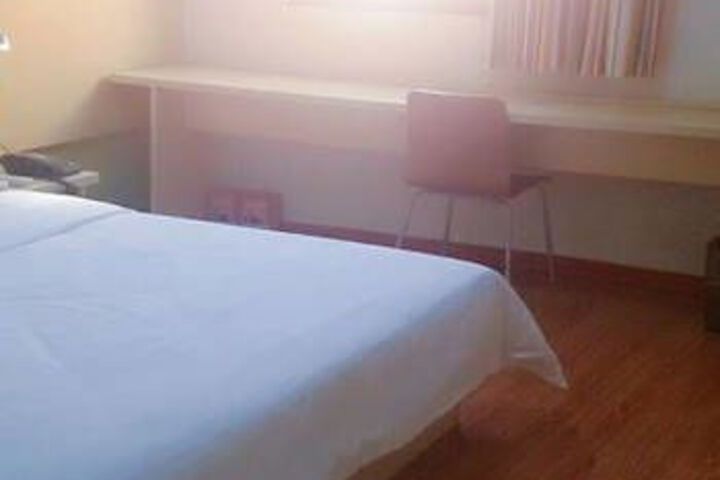 Room 6 of 12