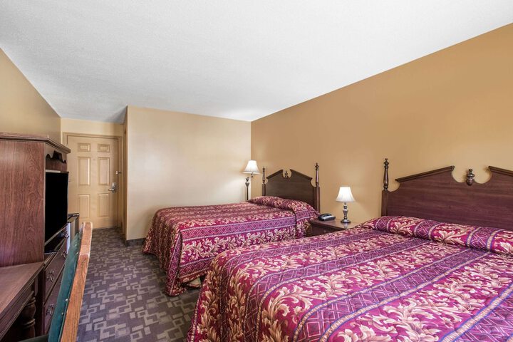1 Queen Bed (4 of 9)