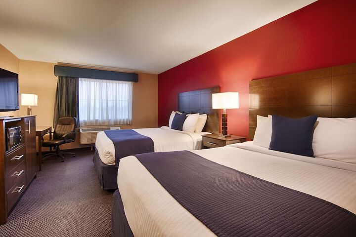 2 Queen Beds Mobility Accessible Bathtub Full Breakfast (5 of 6)
