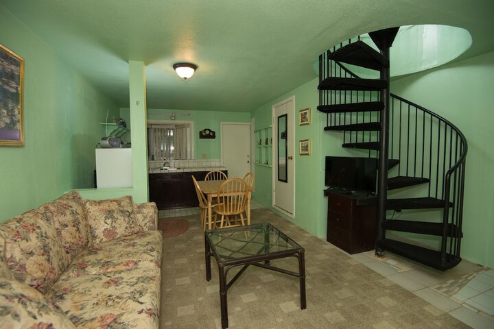 Room 32 of 60