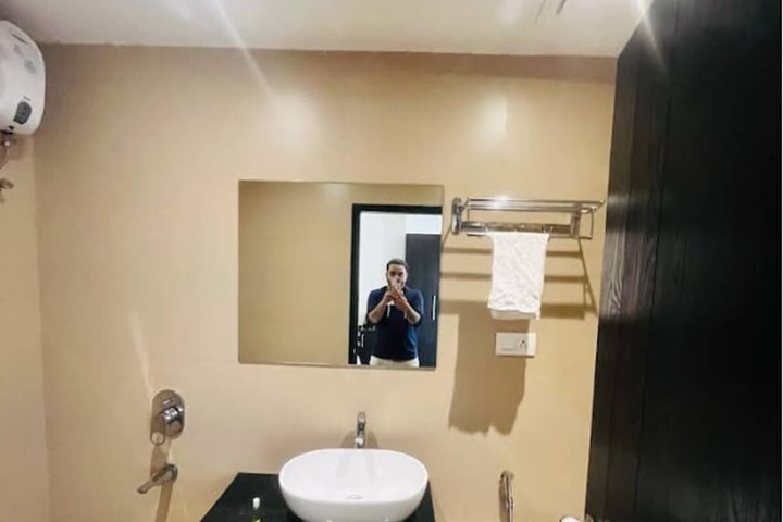 Room 21 of 32