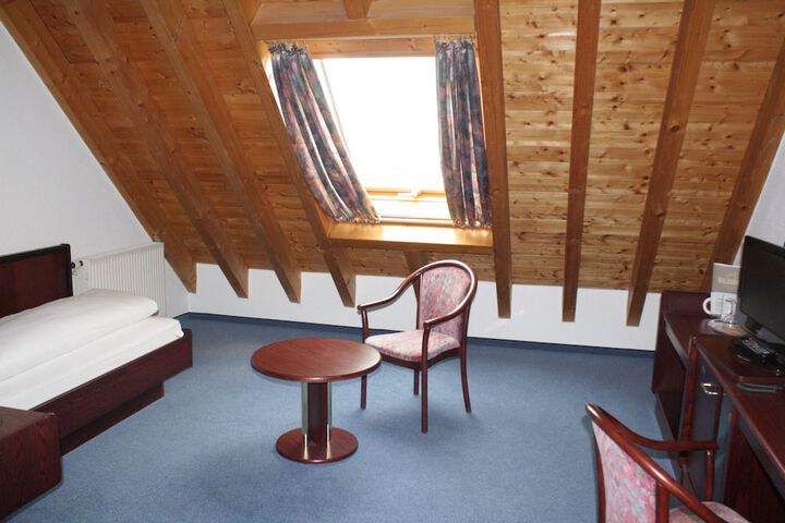 Room 6 of 42