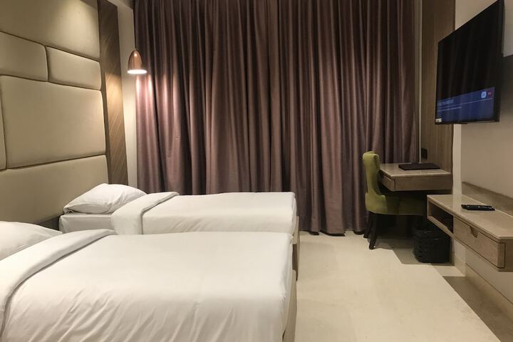 Room 4 of 33
