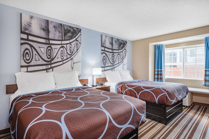 1 Queen Bed (12 of 18)