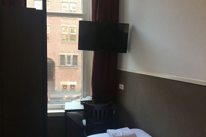 Room 21 of 37