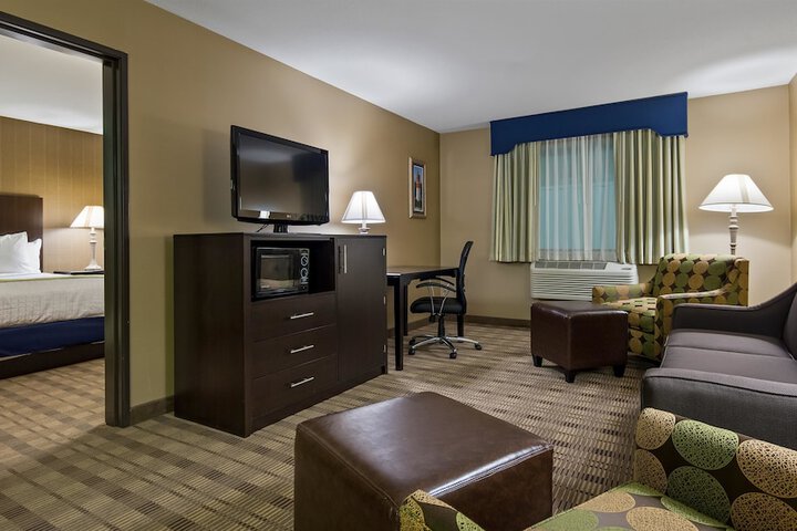 2 Queen Beds Microwave and Refrigerator WiFi Full Breakfast (12 of 12)