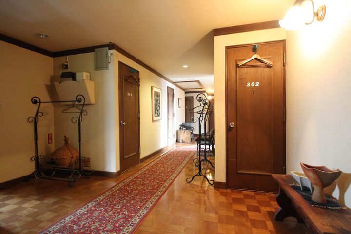 Ballroom/Hall 17 of 21