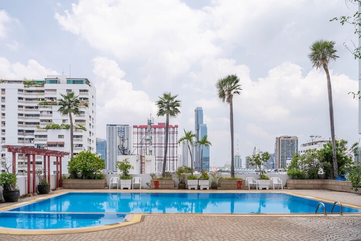 Hotel Pool