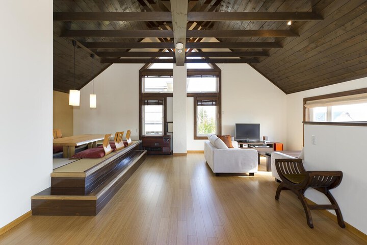 Room 5 of 16