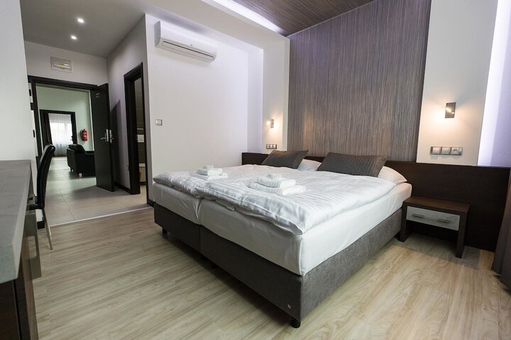 Room 10 of 32